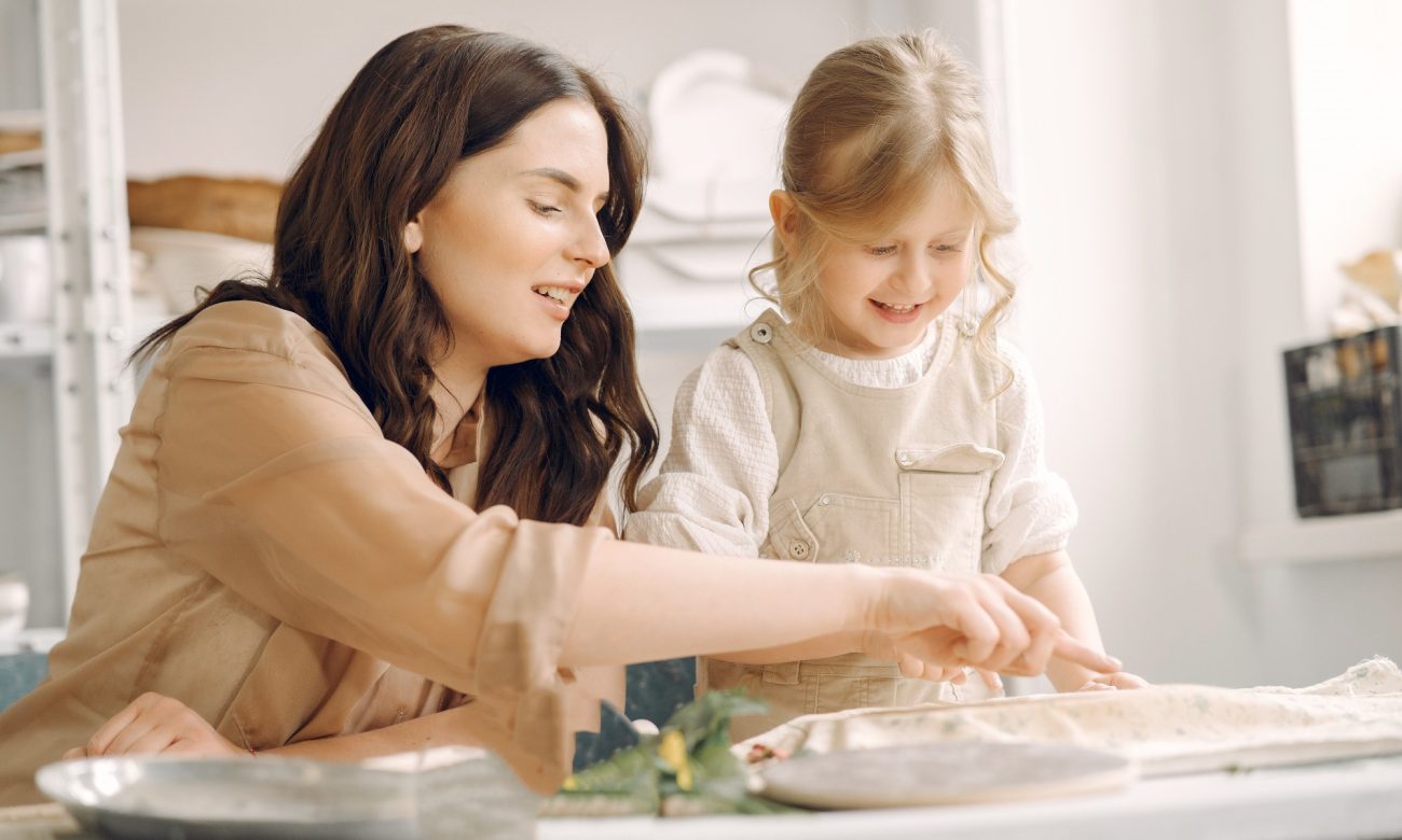 retrato-madre-nina-formando-arcilla-juntos (1) retrato-madre-nina-formando-arcilla-juntos (1)